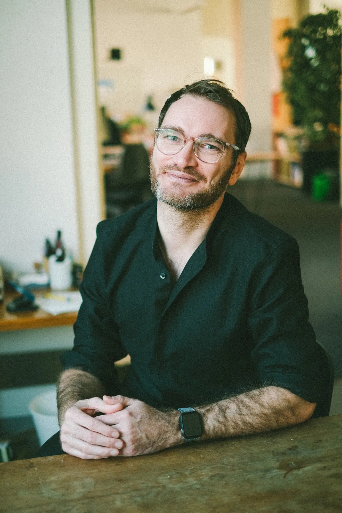 Autor Karl Fellmer am Holztisch mit Kaffeetasse