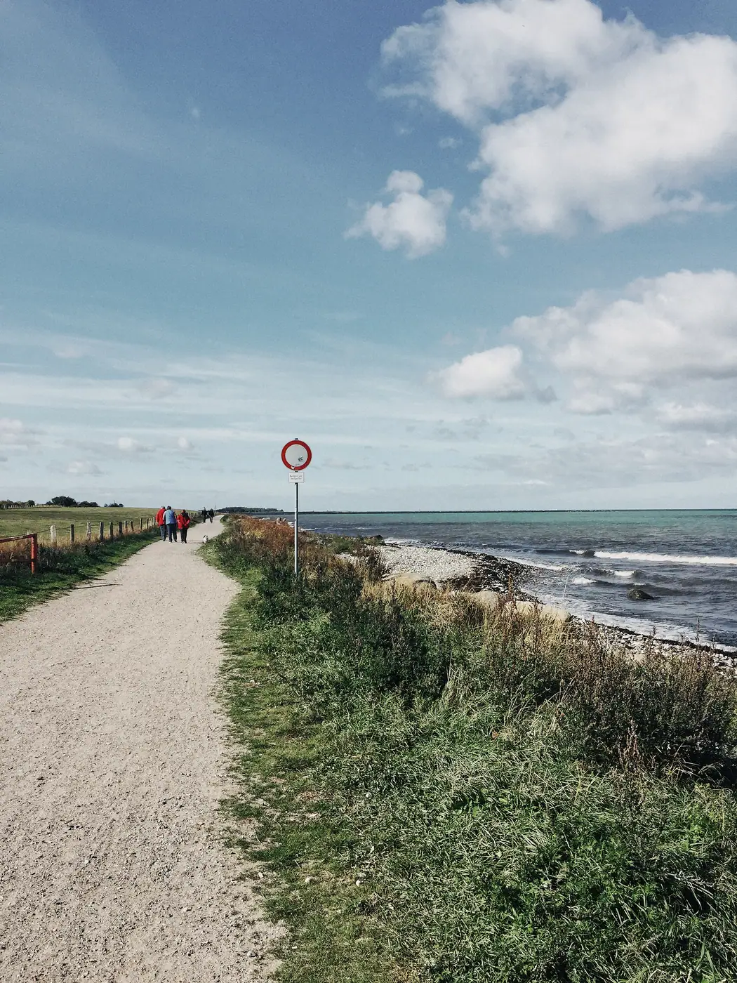 Weiter Himmel über der Küste Fehmarns