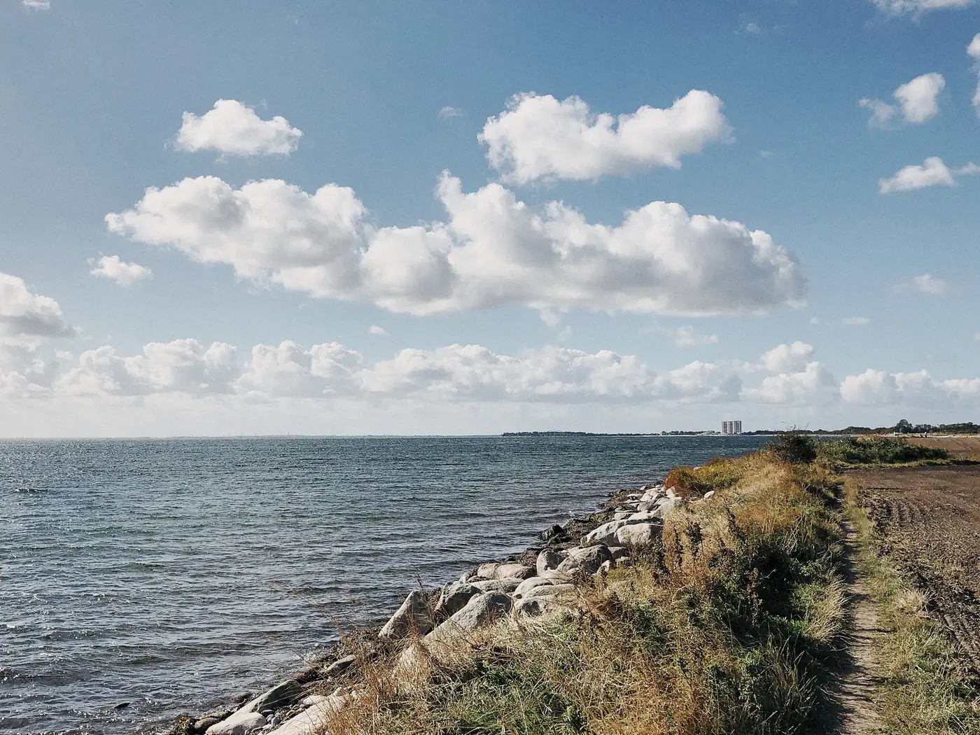 Panorama über Felder und Meer