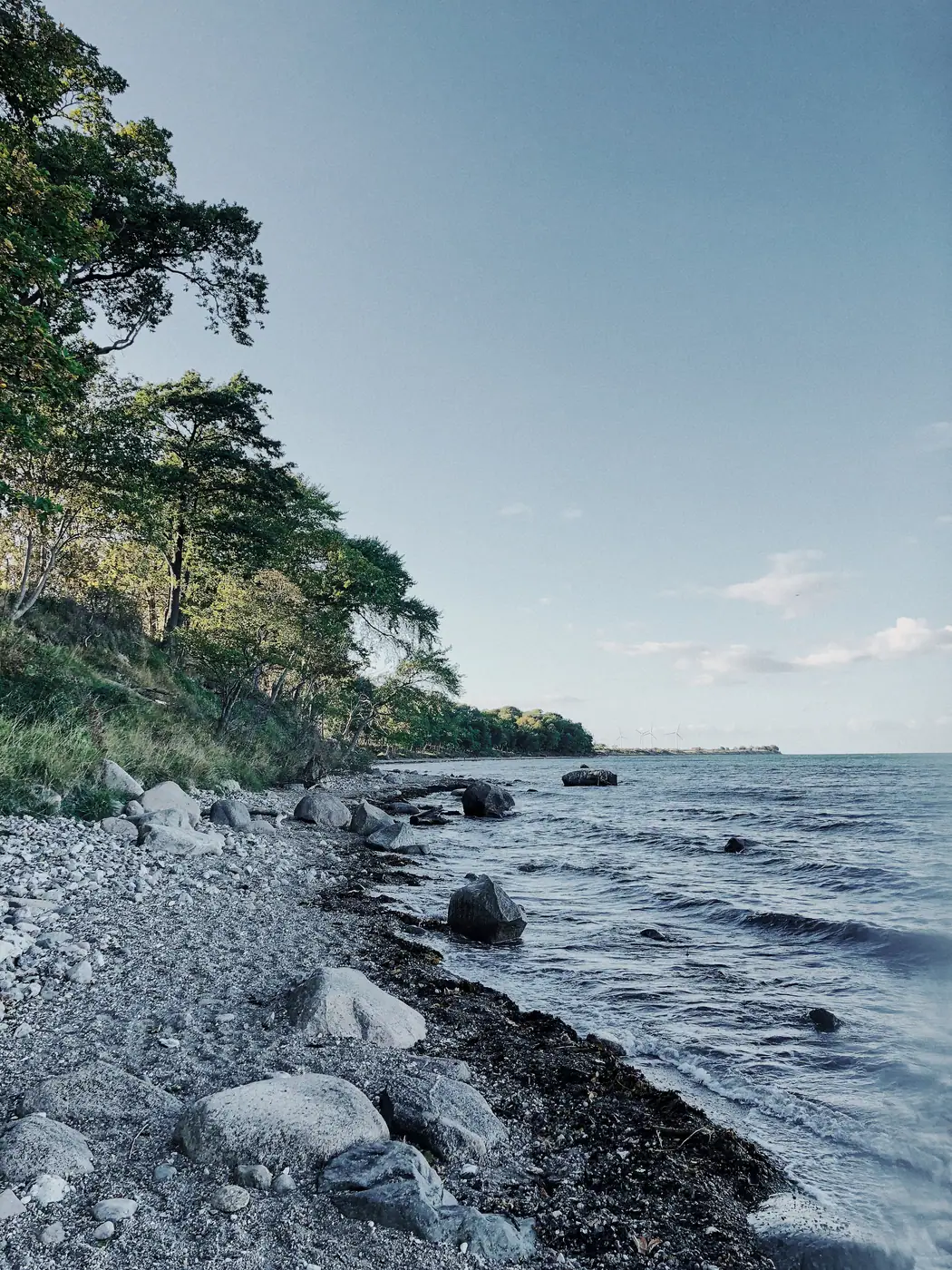 Küstenpfad am Wasser, Hochformat